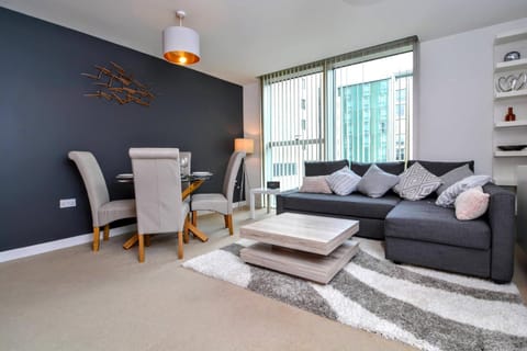 Stylish City Centre Apartment - Home From Home With Fully-Equipped Kitchen, Smart TV, Netflix, Superfast WiFi, Free Parking, Self Check-In - By Brightleap Apartments Apartment in Milton Keynes