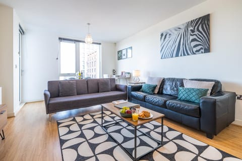 Stylish City Centre Apartment - Home From Home With Fully-Equipped Kitchen, Smart TV, Netflix, Superfast WiFi, Free Parking, Self Check-In - By Brightleap Apartments Appartement in Milton Keynes