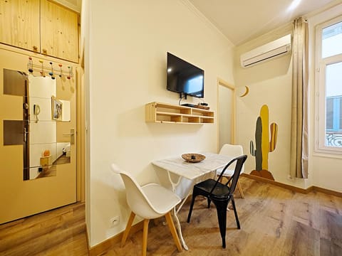 TV and multimedia, Living room, Seating area, Dining area, air conditioner