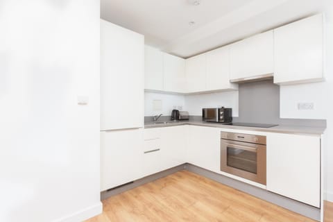 Skyvillion - COZY APARTMENTS in Enfield Town With Free Parking & Wifi Condo in Enfield
