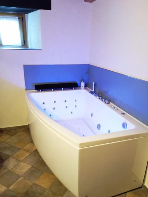 Hot Tub, Bathroom