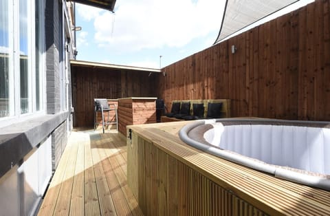 Slps 14 Hot Tub, Bar & Outdoor Terrace Apartment in Manchester