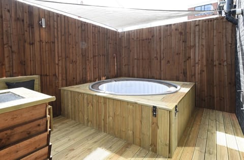 Slps 14 Hot Tub, Bar & Outdoor Terrace Apartment in Manchester