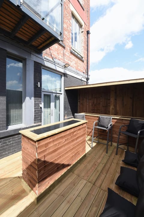 Slps 14 Hot Tub, Bar & Outdoor Terrace Apartment in Manchester