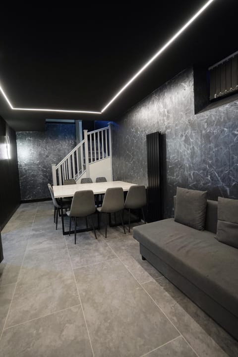 Nero Suite Sleeps Fourteen Apartment in Manchester