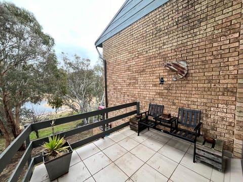 Lakeside Townhouse - 2BR Modern Townhouse l Lake Views l Balcony l Walking Distance To Town House in East Jindabyne