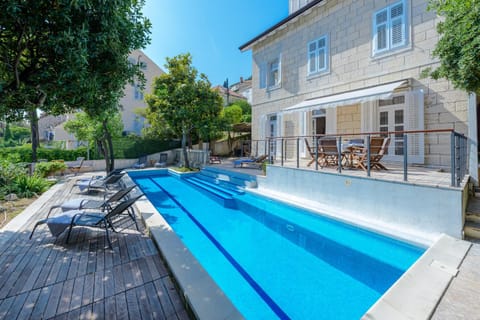 Property building, Balcony/Terrace, Swimming pool, Swimming pool