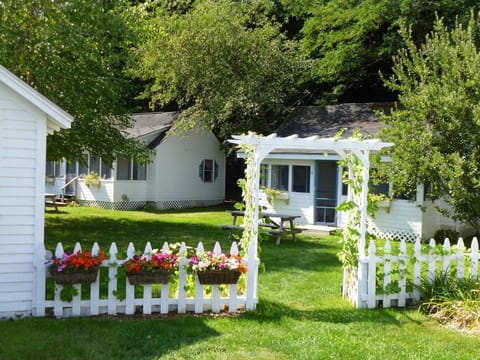 Bar Harbor Cottages & Suites House in Salsbury Cove
