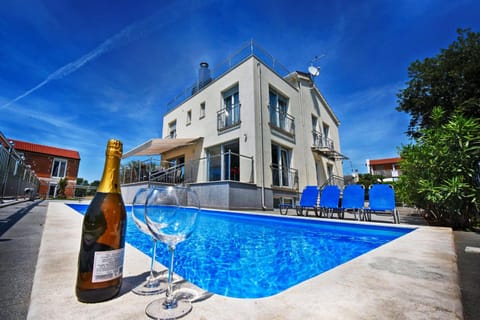 Facade/entrance, Pool view, Swimming pool, Drinks