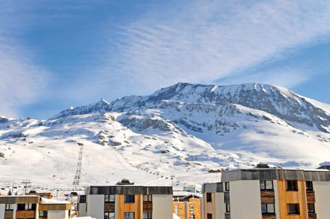 Nearby landmark, Day, Natural landscape, Bird's eye view, Winter, Skiing