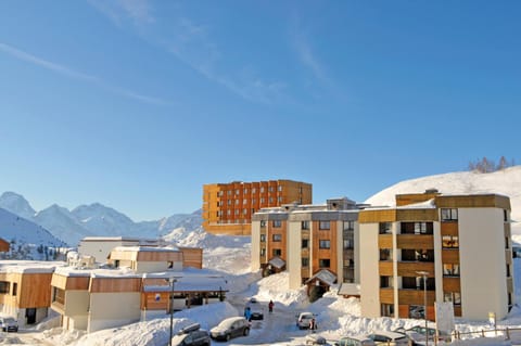 Property building, Facade/entrance, Day, Bird's eye view, Winter, On site