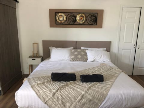 Lakeside Bungalow Bed and Breakfast in Lake Macquarie