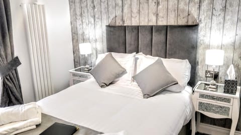 Photo of the whole room, Decorative detail