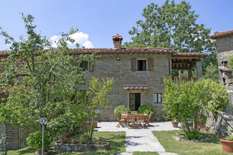 Property building, Facade/entrance, Photo of the whole room, Decorative detail, Floor plan, On site