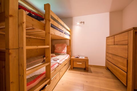 Bedroom, bunk bed