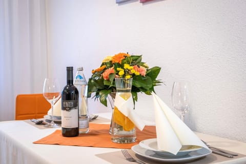 Kitchen or kitchenette, Food and drinks, Food and drinks, Decorative detail, Decorative detail, Dining area