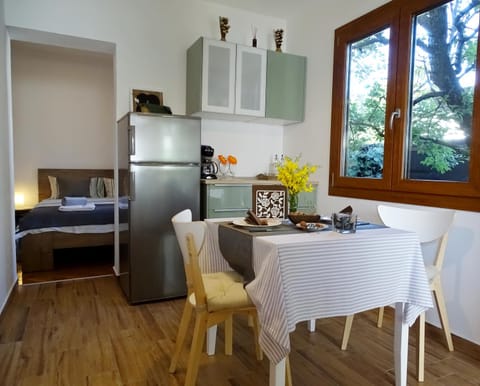 Kitchen or kitchenette, Dining area