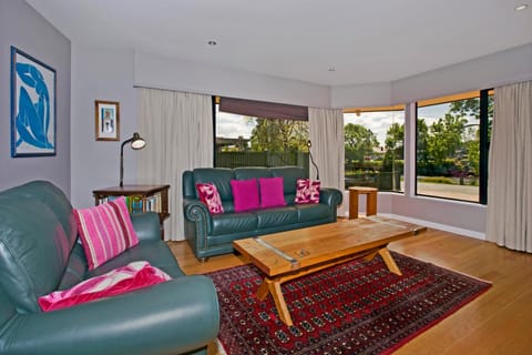 Riverside Villa - In the City by the River! House in Nelson