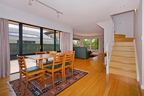 Riverside Villa - In the City by the River! House in Nelson