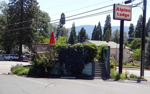 Alpine Lodge Motel in Mount Shasta