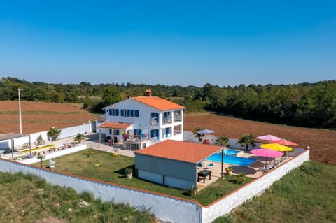 Property building, Day, Natural landscape, Garden, Garden view