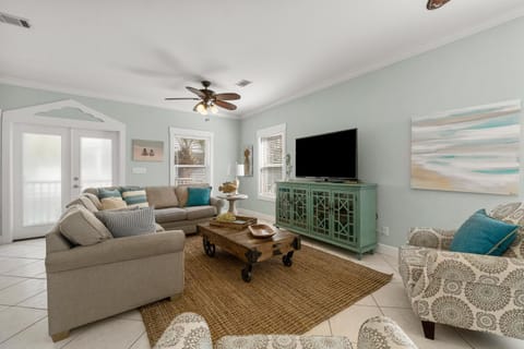 TV and multimedia, Living room, Decorative detail, Seating area, fireplace