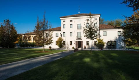 Property building, Facade/entrance, Garden, Decorative detail, Garden view
