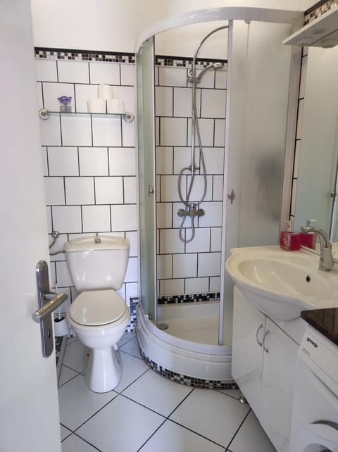 Shower, Toilet, Bathroom, towels