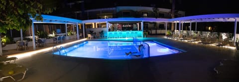 Restaurant/places to eat, Lounge or bar, Swimming pool, Alcoholic drinks, Location