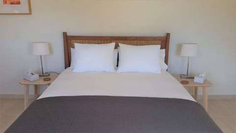 Bed, Photo of the whole room, Decorative detail, Bedroom