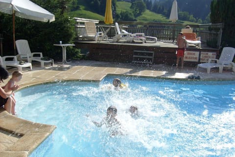 Day, Swimming pool