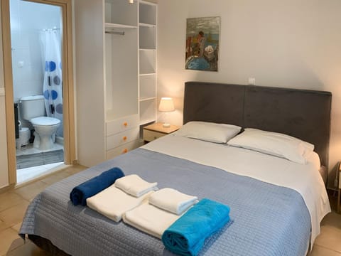 Bed, Bathroom, Photo of the whole room, Bedroom