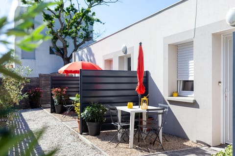 Facade/entrance, BBQ facilities, Garden, Balcony/Terrace