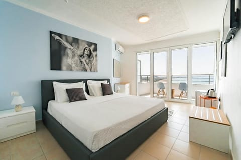 Bed, TV and multimedia, View (from property/room), Balcony/Terrace, Photo of the whole room, Seating area, Bedroom