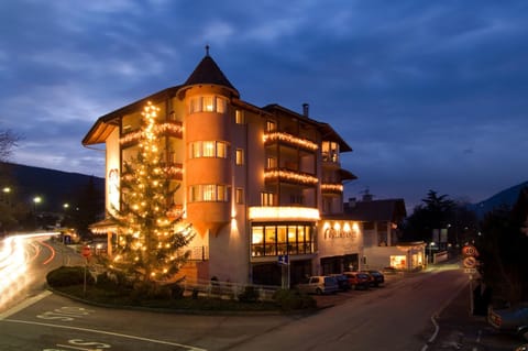 Facade/entrance, Night, Decorative detail, Area and facilities