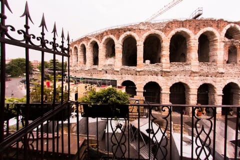 Photo of the whole room, City view