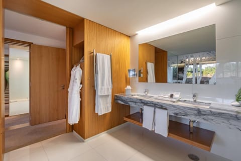 Bathroom, towels