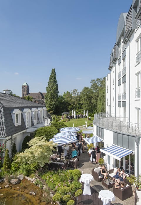 Facade/entrance, Garden, Balcony/Terrace