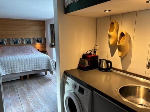 Luxury studio on Robs houseboat special for couples Alojamiento y desayuno in Amsterdam
