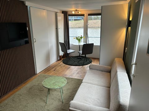 Luxury studio on Robs houseboat special for couples Chambre d’hôte in Amsterdam
