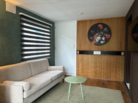 Luxury studio on Robs houseboat special for couples Bed and Breakfast in Amsterdam