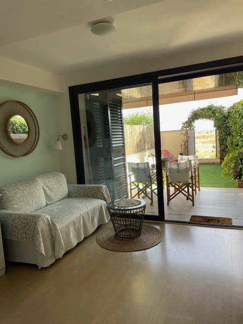 Beach flat with garden Apartment in Castelldefels