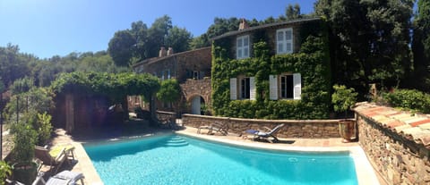 Villa spacieuse en campagne pres de La Garde Freinet avec piscine Villa in Grimaud