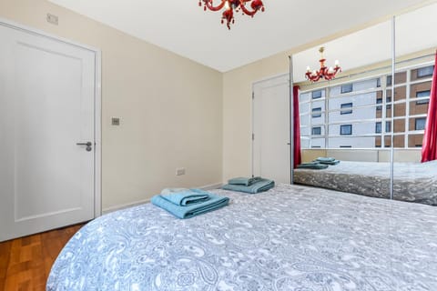 Spacious 2 Bedroom Apartment in Ealing Broadway Condo in London Borough of Ealing