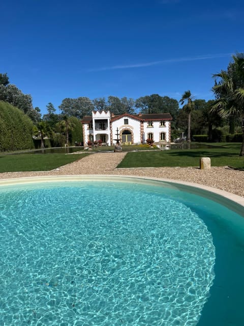 Property building, Day, Garden, Garden view, Swimming pool