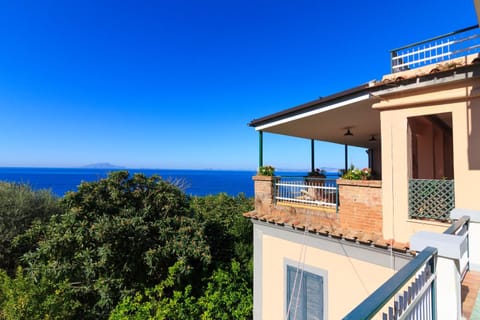 Facade/entrance, Balcony/Terrace, Garden view, Sea view