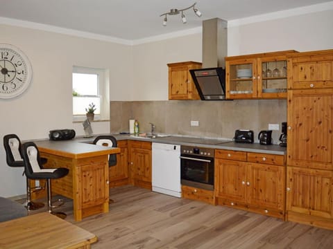 Kitchen or kitchenette, Seating area, Dining area