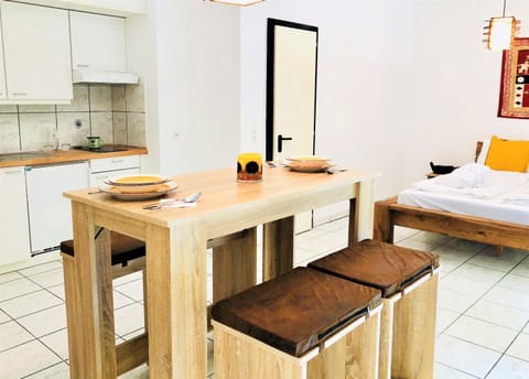 Coffee/tea facilities, Kitchen or kitchenette, Living room, Dining area, Bedroom