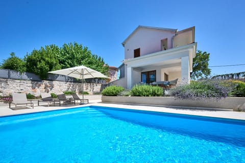 Property building, Balcony/Terrace, Swimming pool, sunbed