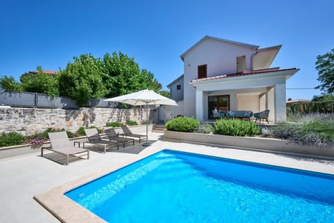 Property building, Balcony/Terrace, Seating area, Swimming pool, sunbed